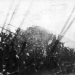 1944 the crew of the japanese carrier zuikaku give one final banzai cheer before the ship sinks 150x150 - 22 moments étonnants de l'histoire en photos