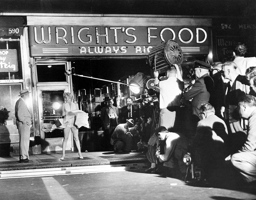 1954 marilyn monroe films her iconic scene in the seven year itch this was taken in front of a large crowd in new york to create hype - 1954 – Marilyn Monroe films her iconic scene in The Seven Year Itch. This was taken in front of a large crowd in New York to create hype.