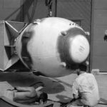 finalizing the fat man atomic bomb which was dropped on nagasaki on august 9 1945 the acronym jancfu was stenciled on its nose which meant joint army navy civilian fuck up 150x150 - 22 moments étonnants de l'histoire en photos