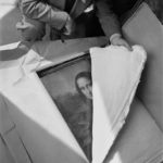 the mona lisa of leonardo da vinci is returned to the louvre after world war ii 150x150 - 22 moments étonnants de l'histoire en photos
