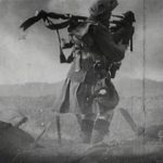 this photo shows a scottish piper in a kilt on the battlefield during world war i 150x150 - 22 moments étonnants de l'histoire en photos